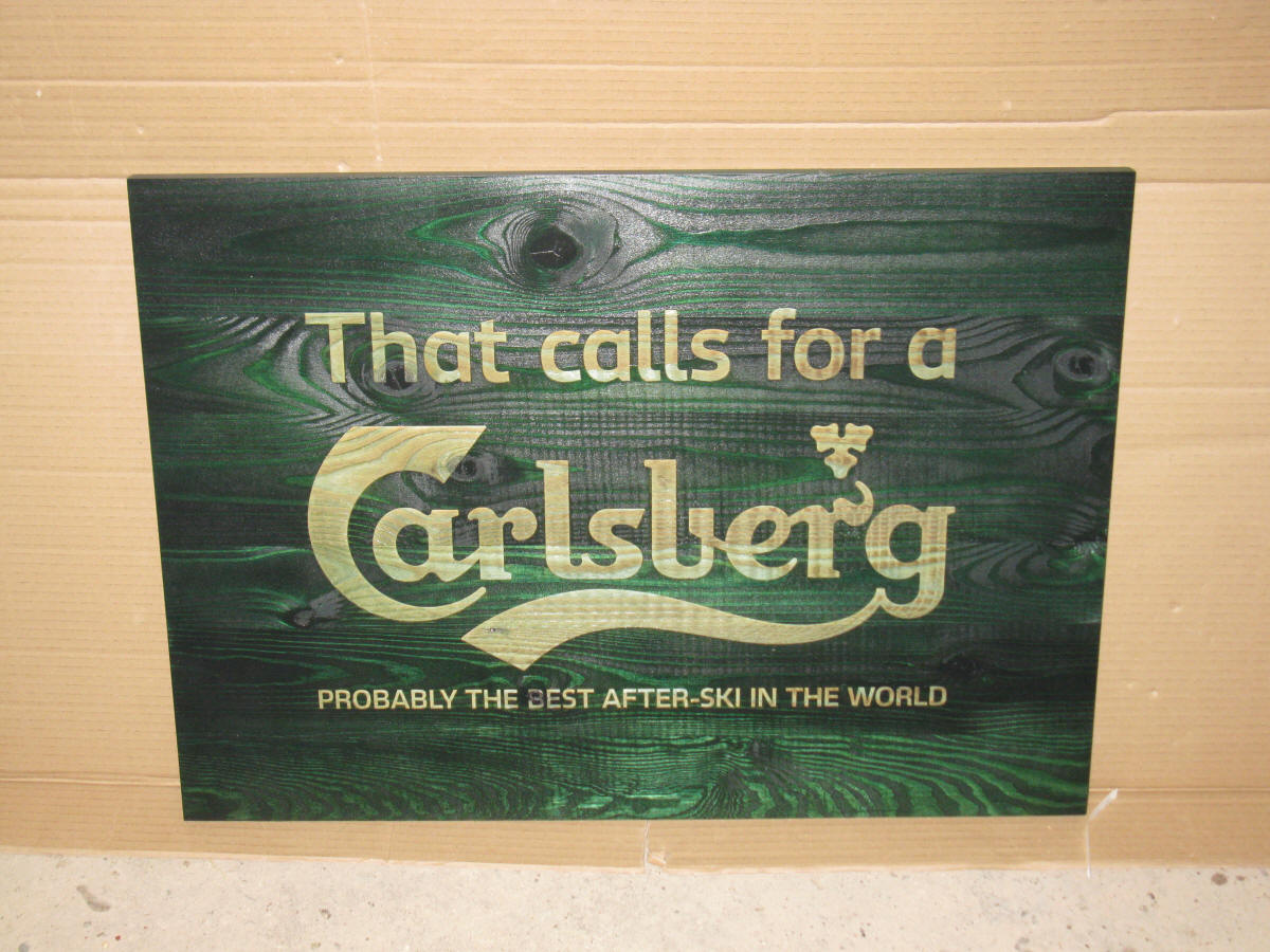 PIKUSA displej s logom, strom na stene